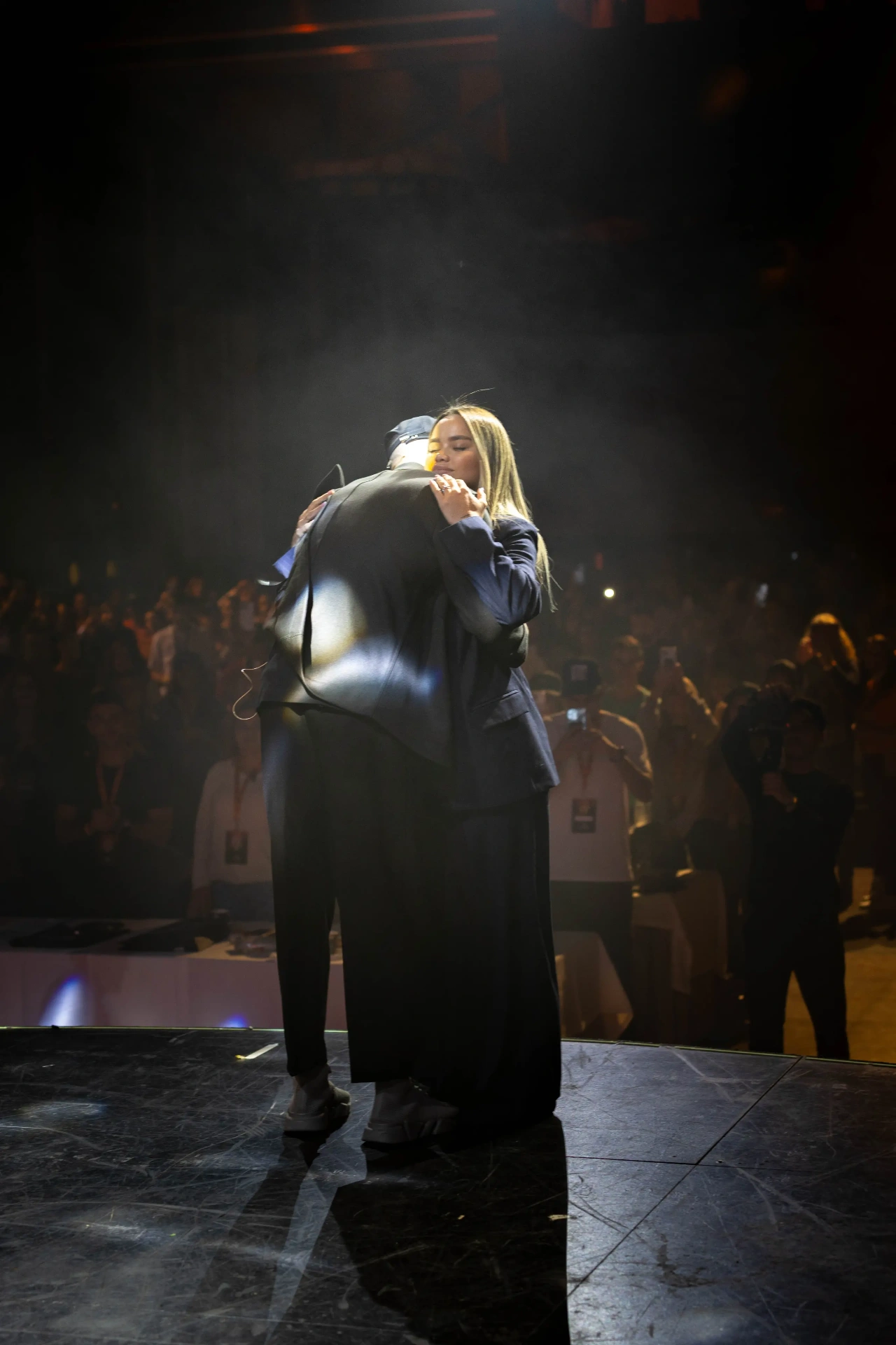 Valentina abrazando en el escenario
